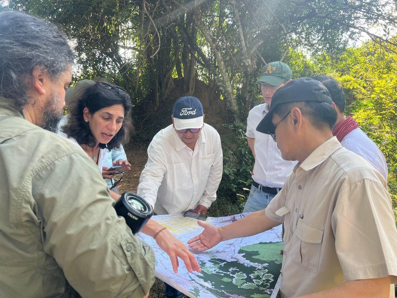 លោក សែម សំណាង ប្រធានគ្រប់គ្រងគម្រោង ដឹកនាំក្រុមបេសកកម្មបារាំងចុះពិនិត្យស្ថានភាពប្រព័ន្ធធារាសាស្ត្រ​ស្ទឹងស្វាយចេក​ ក្នុងភូមិសាស្ត្រខេត្តបន្ទាយមានជ័យ