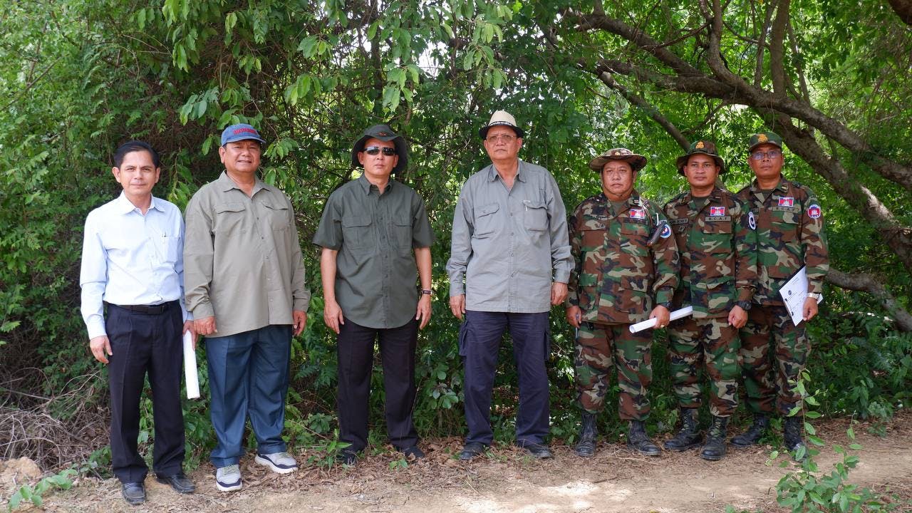 ឯកឧត្តម​ ចាន់​ យុត្ថា​ ចុះពិនិត្យទីតាំងគម្រោងដែលត្រូវបោសសម្អាតមីន និងយុទ្ធភ័ណ្ឌមិនទាន់ផ្ទុះ នៅប្រព័ន្ធធារាសាស្រ្តកង្ហត (Block E) ស្ថិតក្នុងខេត្តបាត់ដំបង