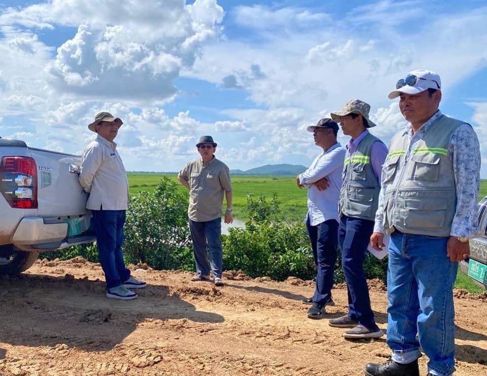 ឯកឧត្តម ចាន់​ យុត្ថា​ អញ្ជើញចុះពិនិត្យការដ្ឋានជួសជុល និងស្តារឡើងវិញអនុគម្រោងទំនប់សណ្តរ អាងទឹក​កំពីងពួយ ដែលស្ថិតក្នុងភូមិសាស្រ្ត ឃុំស្នឹង ស្រុកបាណន់ ខេត្តបាត់ដំបង