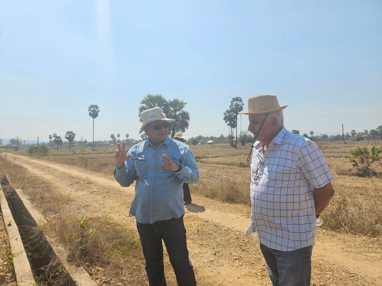 លោក សែម សំណាង អញ្ជើញអមដំណើរក្រុមបេសកកម្មទីភ្នាក់ការងារបារាំងសម្រាប់អភិវឌ្ឍន៍(AFD) ចុះពិនិត្យវឌ្ឍនភាពកម្មវិធីការគ្រប់គ្រងធនធានទឹក និងការផ្លាស់ប្តូរកសិកម្ម WAT4CAM ជំហានទី១ ក្នុងខេត្តបាត់ដំបង និងខេត្តព្រះវិហារ