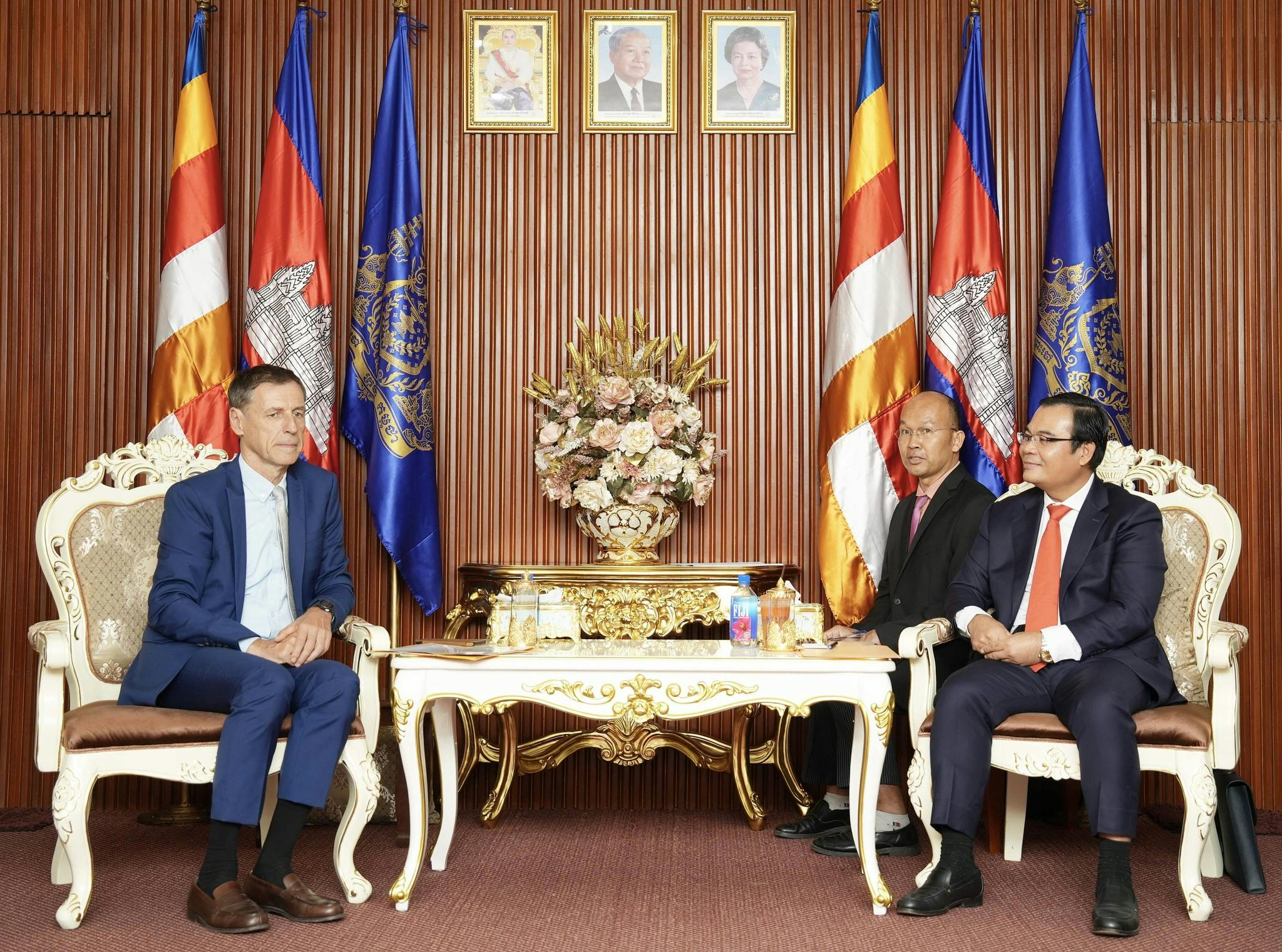 ឯកឧត្តម ថោ ជេដ្ឋា រដ្ឋមន្ត្រីក្រសួងធនធានទឹក និងឧតុនិយម ជួបពិភាក្សាការងារជាមួយឯកឧត្តម Jacques PELLET ឯកអគ្គរដ្ឋទូតបារាំងប្រចាំកម្ពុជា និងលោកស្រី Sandrine Boucher នាយិកា AFD ប្រចាំកម្ពុជា