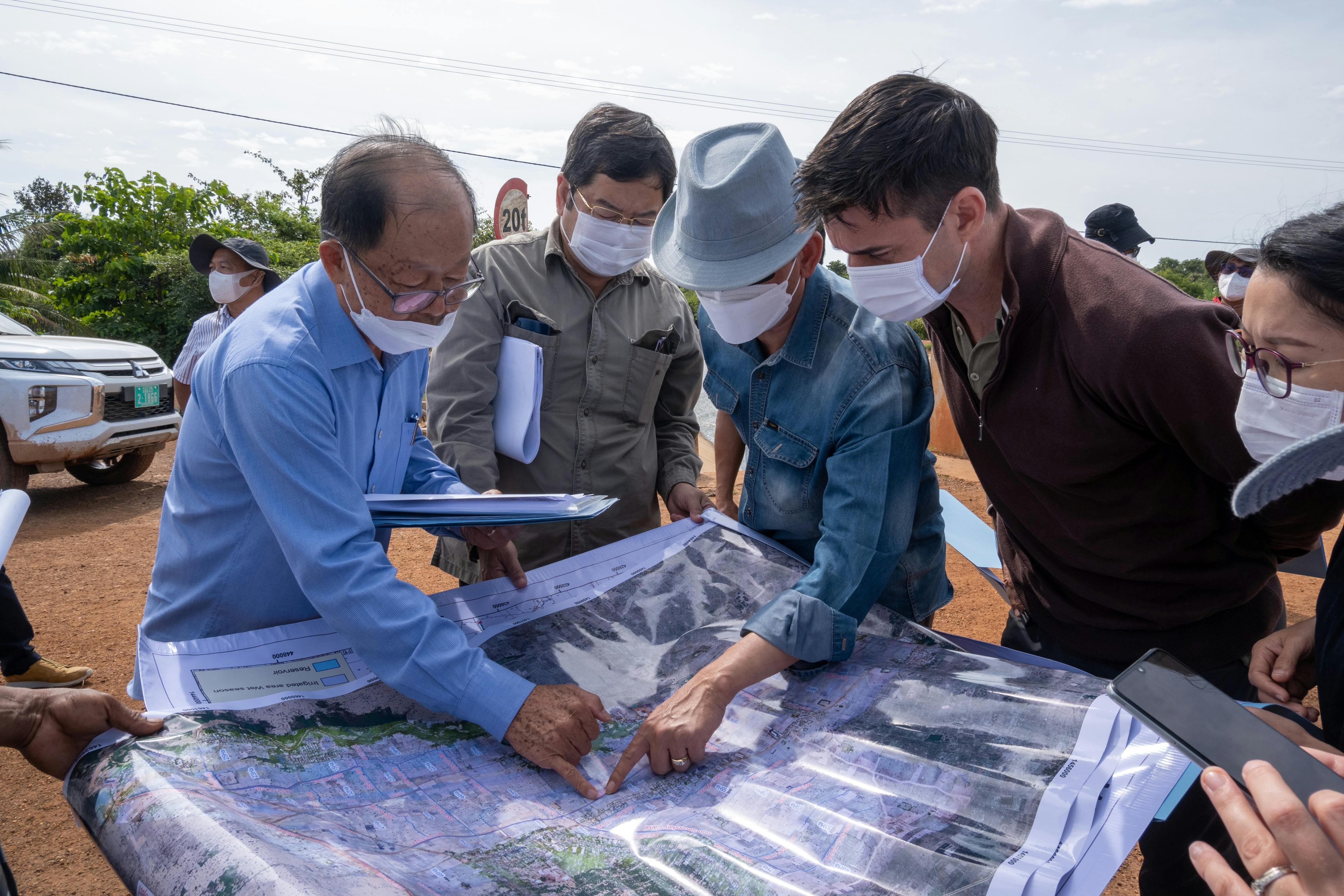 ឯកឧត្តម ចាន់ យុត្ថា រដ្ឋលេខាធិការក្រសួងធនធានទឹក និងឧតុនិយម បានដឹកនាំគណៈប្រតិភូបំពេញបេសកម្មបន្តនៅខេត្តសៀមរាបដើម្បីពិនិត្យស្ថានភាពគម្រោងដែលនឹងត្រូវអនុវត្តនៅក្នុងកម្មវិធីគ្រប់គ្រងធនធានទឹក និងការផ្លាស់ប្តូរកសិកម្មនៅកម្ពុជា(WAT4CAM)