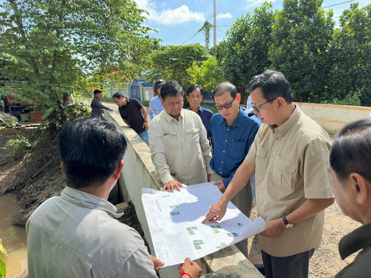 ឯកឧត្តម ចាន់ យុត្ថា រដ្ឋលេខាធិការ អញ្ជើញដឹកនាំគណៈប្រតិភូក្រសួងសេដ្ឋកិច្ច និងហិរញ្ញវត្ថុចុះពិនិត្យទីតាំងអនុគម្រោងប្រព័ន្ធធារាសាស្ត្រទំនប់ក្រាយ ក្នុងភូមិសាស្ត្រខេត្តកំពង់ធំ