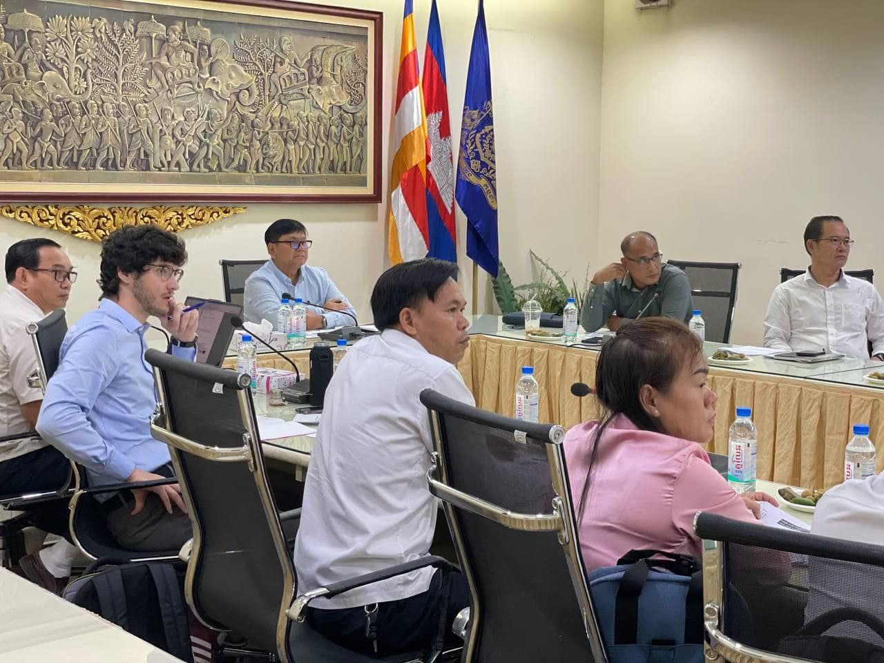 លោក សែម សំណាង ប្រធាន​អង្គភាពគ្រប់គ្រងកម្មវិធី WAT4CAM ដំណាក់កាលទី១ ដឹកនាំកិច្ចប្រជុំបូកសរុបលទ្ធផលពីបេសកកម្មបទប្បញ្ញត្តិនៃការបែងចែកទឹក